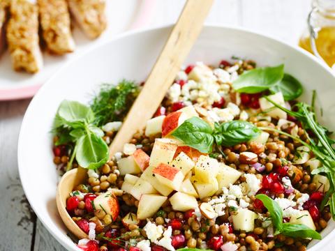 Linzensalade met appel, feta en krokante kalkoenlapjes