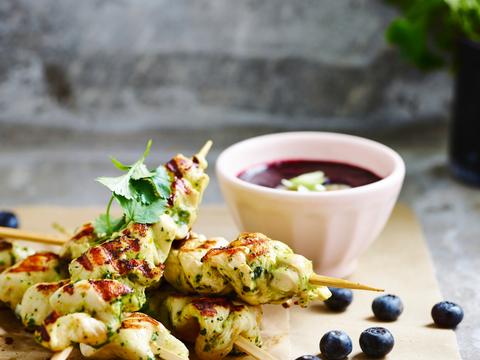 Kipspiesjes met blauwebessensaus