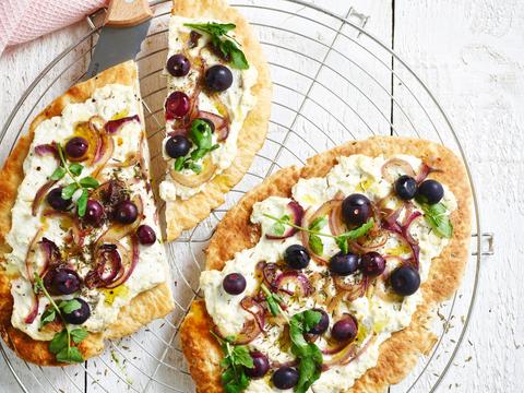 Naanpizza met blauwe bessen, ricotta en rode ui