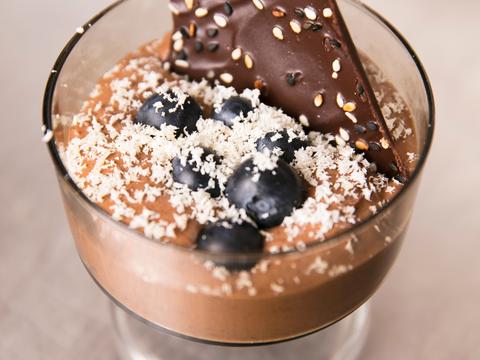 Chocolademousse met zelfgemaakte chocolade en krokantje met sesam