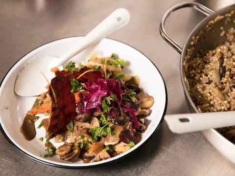 Boekweitrisotto met paddenstoelen, venkel en gelakte wortel