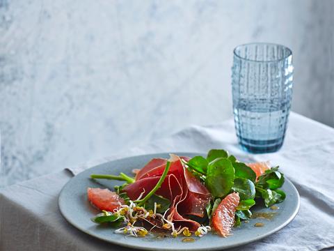 Salade met roze pompelmoes, bresaola en waterkers