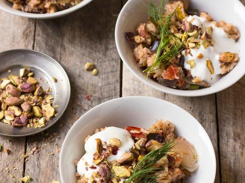 Pilav met aubergine, yoghurt en pistachenoten