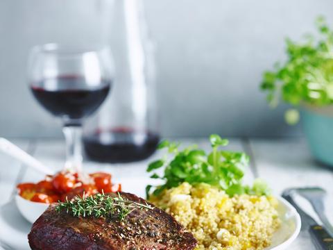 Pittige struisvogelsteak met lauwe quinoasalade en tomatenrelish