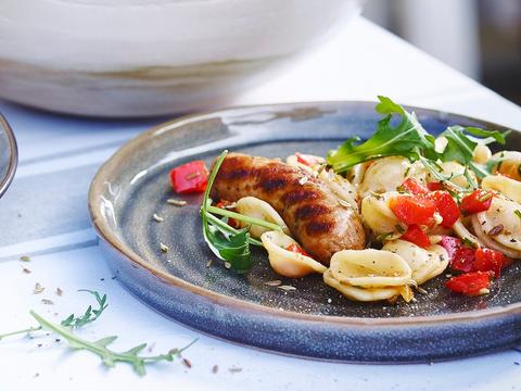 Pastasalade met salsiccia en rucola