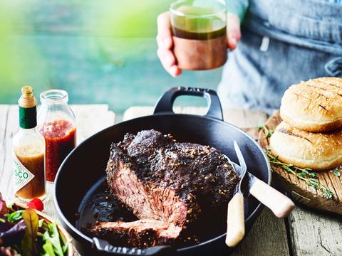 Gerookte runderborst met bbq-saus
