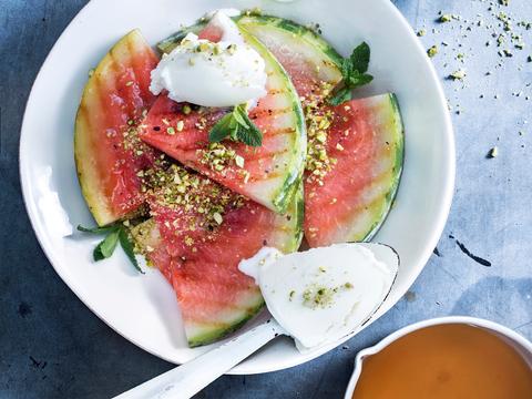 Gegrilde watermeloen met pistachenoten en yoghurtijs