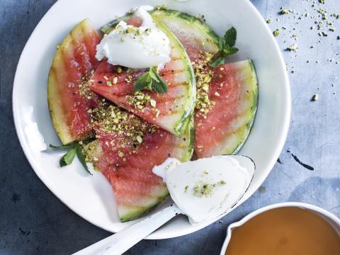 Gegrilde watermeloen met pistachenoten en yoghurtijs