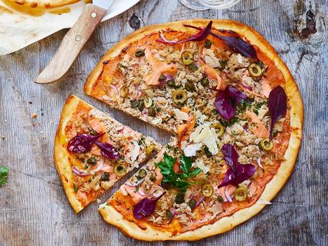 Pizza met romige tomatensaus, zalm en tonijn