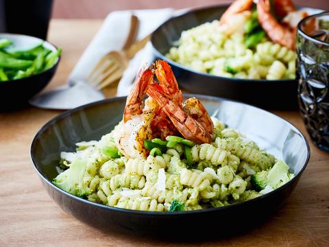 Fusilli met broccolipesto en gegrilde gamba’s