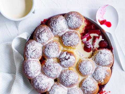 Rabarber-aardbeienpudding met melkbroodjes