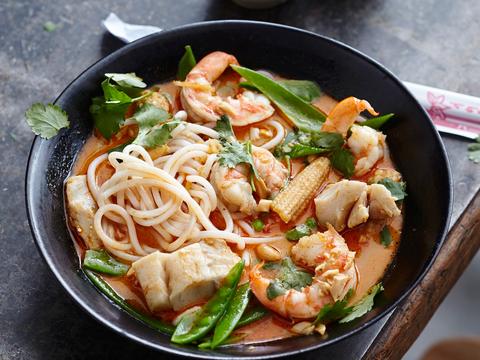 Laksa met vis & scampi's
