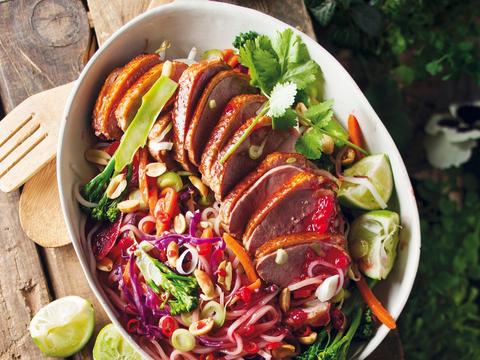Eendenborst met rijstnoedels met aardbeiensaus