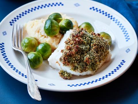 Skrei met kruidenkorst met pastinaakpuree, spruitjes en sabayon 