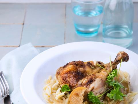 Kippenbouten in de römertopf met gekonfijte citroen, olijven en orzo