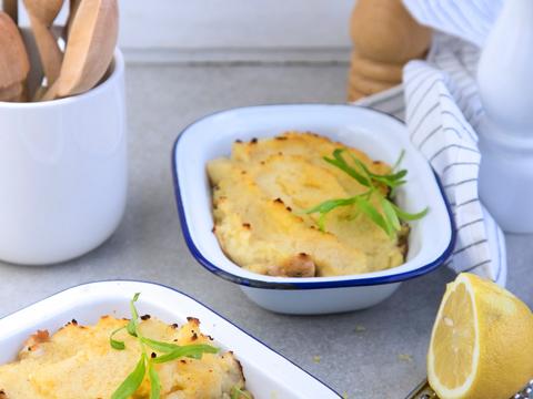 Laagjesschaal met geroosterde wintergroenten, kip en citroenpuree