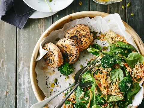 Zalmburger met quinoa, broccoli en spinazie
