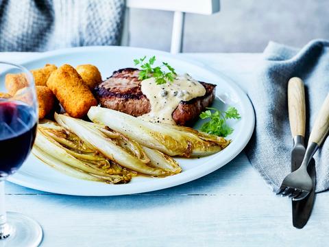Steak met peperroomsaus en gestoofd witloof