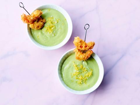 Avocadokomkommersoepje met gepaneerde rivierkreeftjes