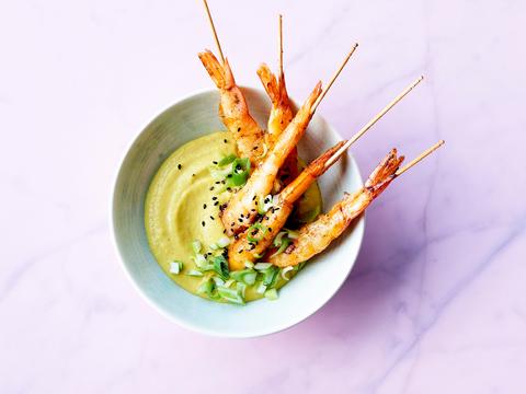 Gebakken scampi in een mango-currydip