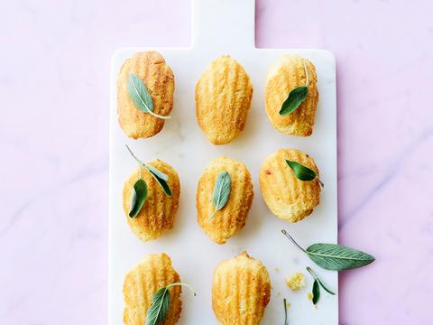 Hartige madeleines met salie, oude kaas en chili