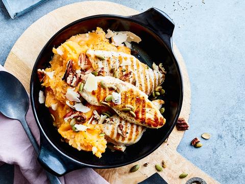 Zoete-aardappelstoemp met pecannotencrumble en gegrilde kipfilet