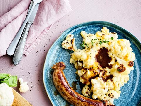 Pastinaak-knolselderstoemp met zwarte pens en peperkoekcrumble