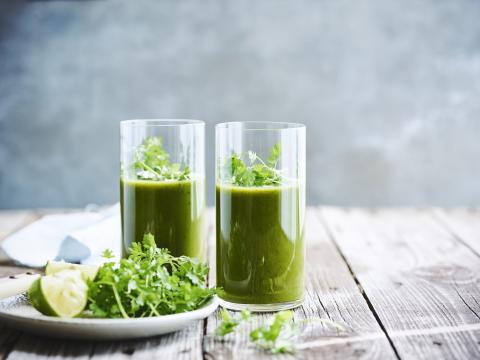 Groene smoothie met komkommer, spinazie en verse kruiden