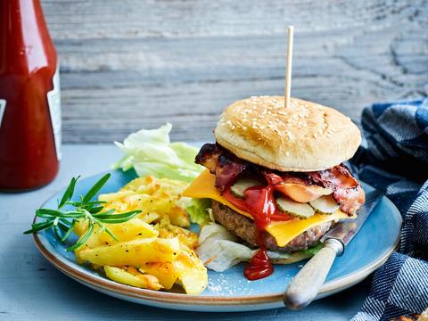 Klassieke ham-cheeseburger met cheese-potato-wedges