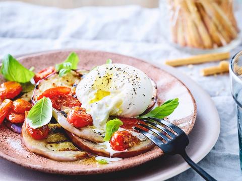 Burrata met traag gegaarde tomaatjes en geroosterde aubergines