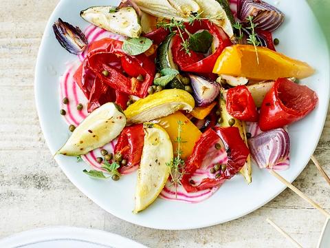 Zoetzure salade van geroosterde zomergroenten