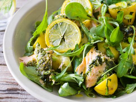 Aardappelsalade met zalm, lente-ui, veldsla en  rucola