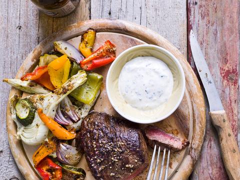 Geroosterde groenten met steak en frisse dipsaus