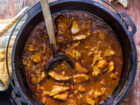 Traag gegaarde kip met barbecuesaus