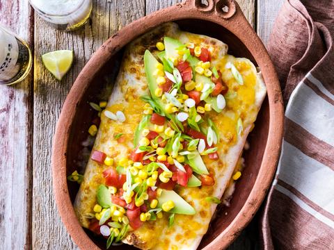 Enchillada’s met pulled chicken, kaas, avocado en mais