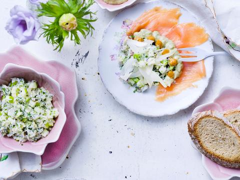 Salade van krab en gerookte zalm met avocado