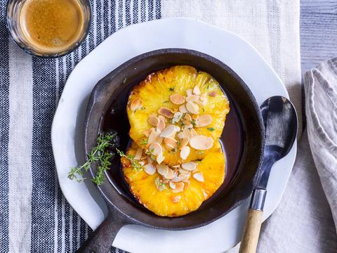 Gegrilde ananas met gekaramelliseerde honing