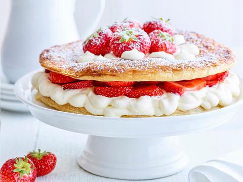 Aardbeitompoes met slagroomvulling