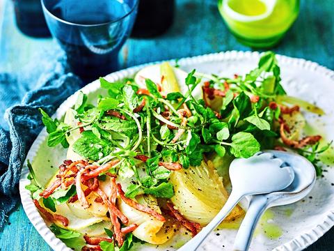 Lauwe venkelsla met bacon, peer en waterkers