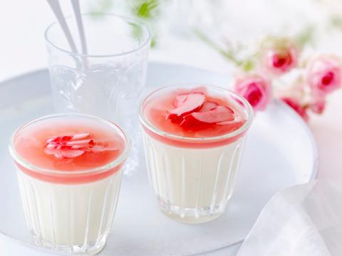 Panna cotta van yoghurt met rabarbercoulis