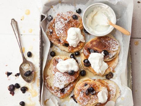 Pannenkoeken met blauwe bessen en room