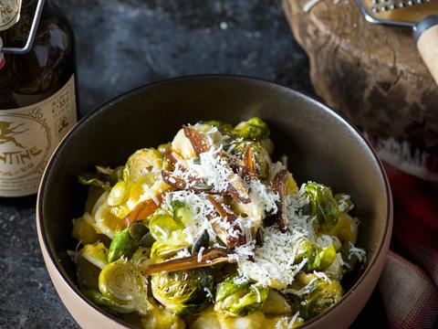 Orechiette met parmezaan, spruitjes en pompoen