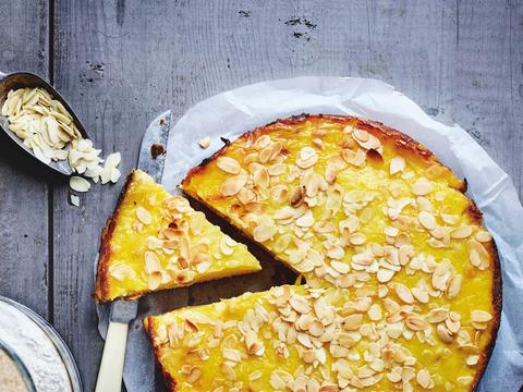Appeltaart met zure room en amandelschilfers