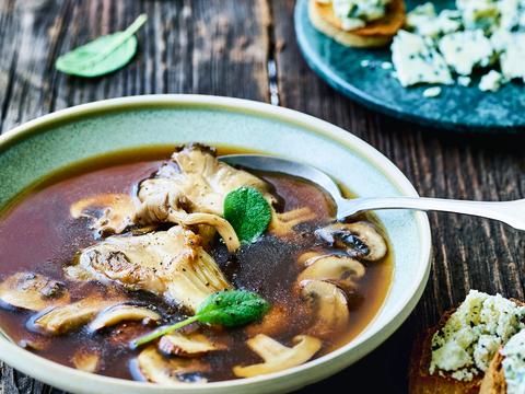 Bouillon van bospaddenstoelen en toast met blauwe kaas
