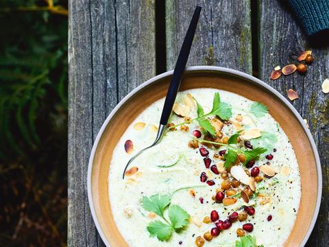 Broccolisoep met granaatappel en geroosterde kikkererwten