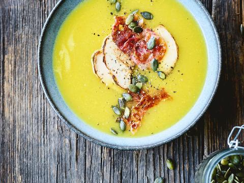 Kruidige pompoensoep met gerookte kip en pancetta