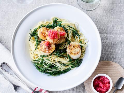 Capellini met sint-jakobsvruchten, zeekraal en citroenroomsaus