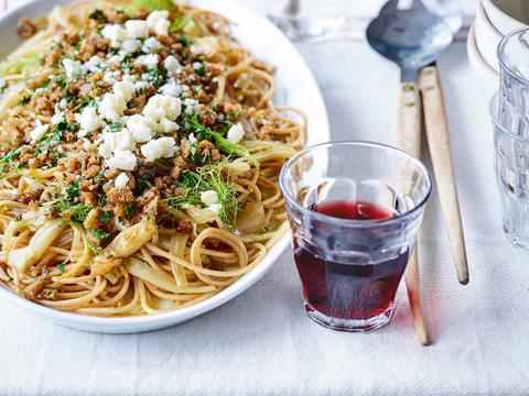 Volkoren-speltpasta met gekaramelliseerde venkel en ansjovis