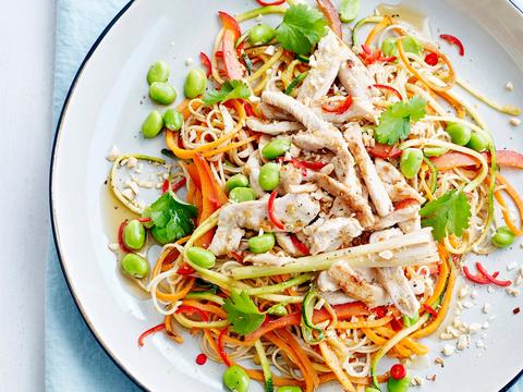 Noedelsalade met kippenreepjes