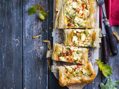 Quiche met gerookte kip, paprika’s en feta
